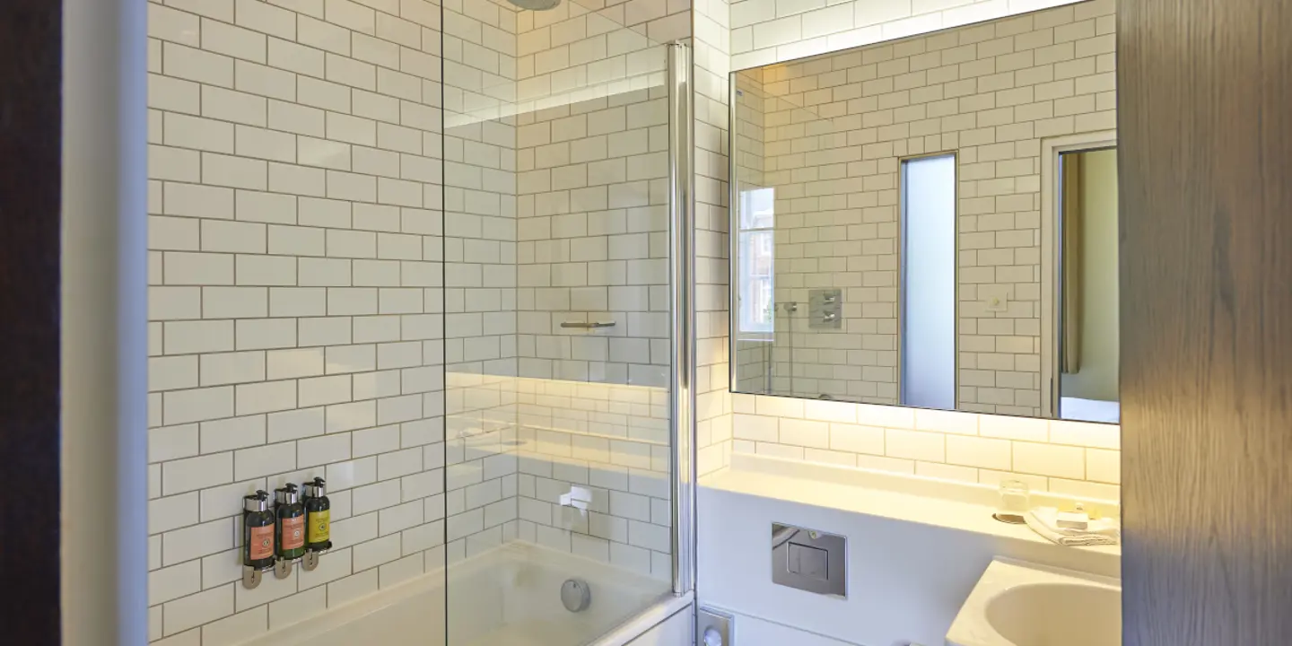 A bathroom featuring a toilet, sink, and bathtub.