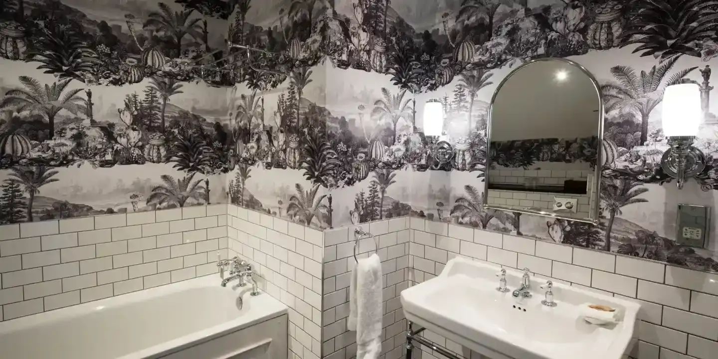 A bathroom featuring a sink, mirror, and bathtub.