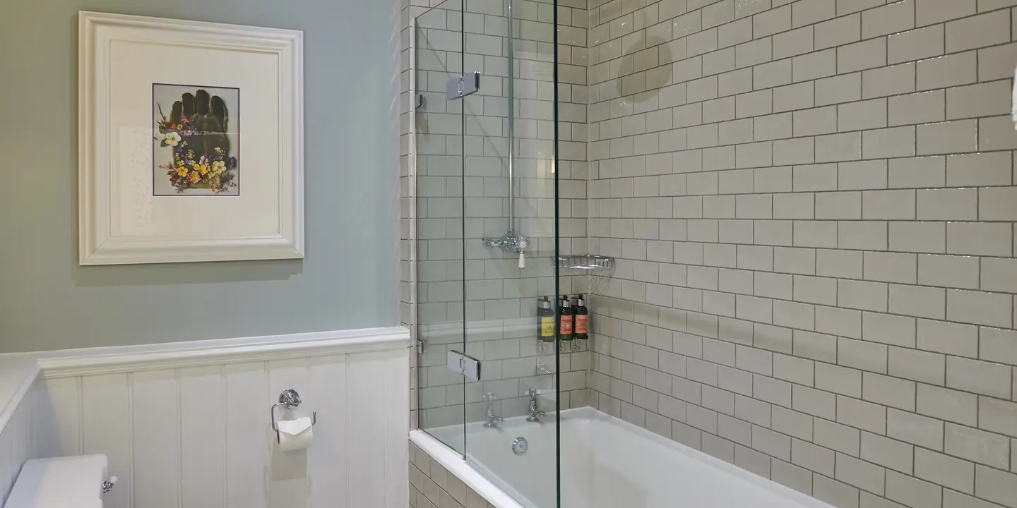 A bathroom featuring a toilet, bathtub, and sink.