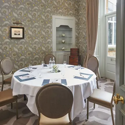 Circular table for 6, decorated with a white tablecloth