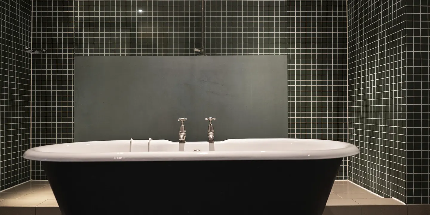 Bathroom with bathtub and mirror