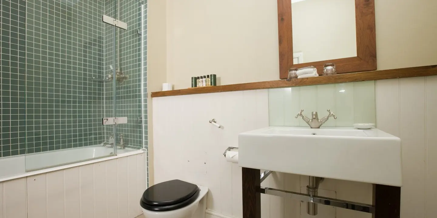 A bathroom featuring a toilet, sink, and bathtub.