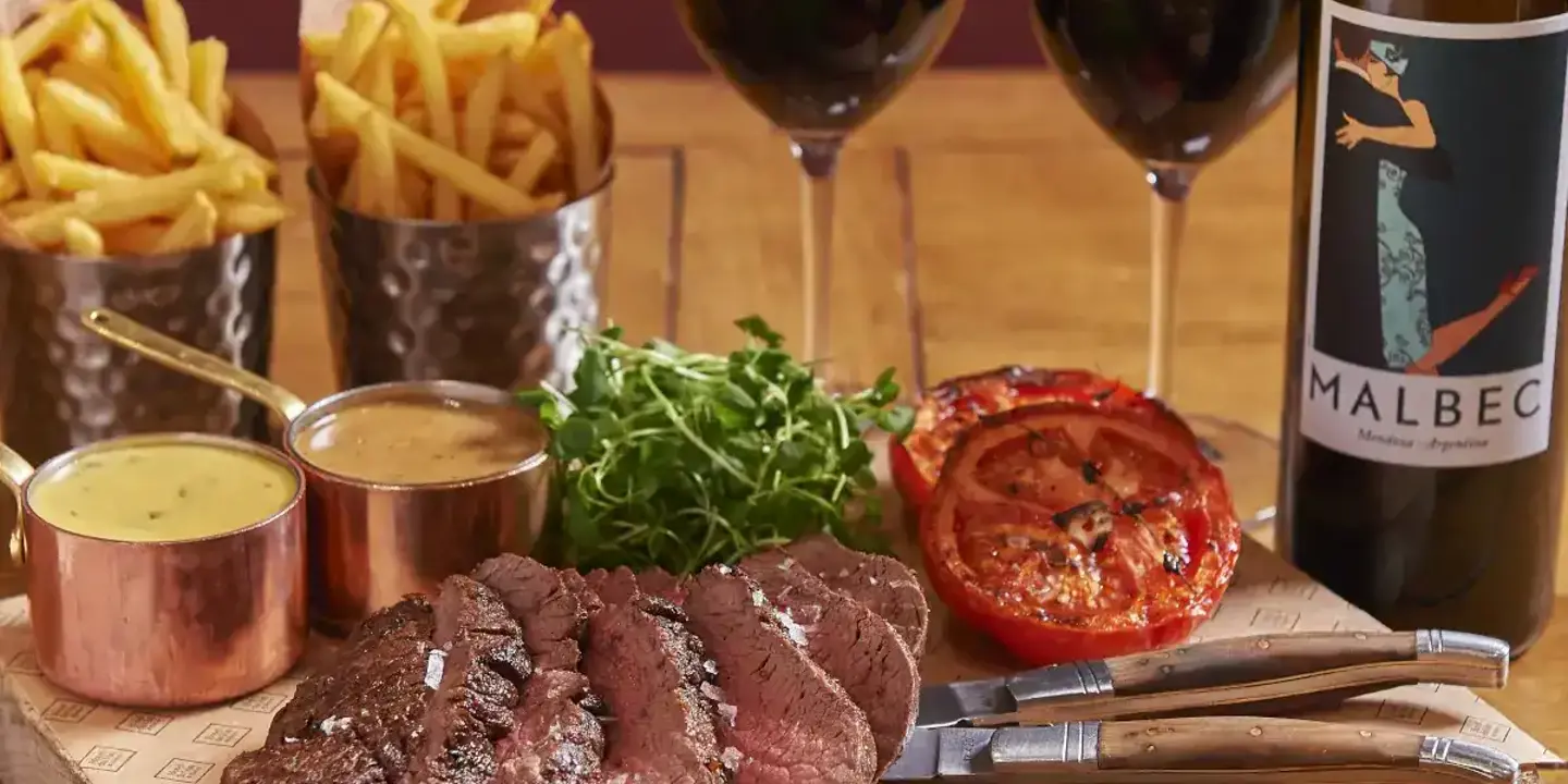 Hdv Chateaubriand Offer with steak and red wine