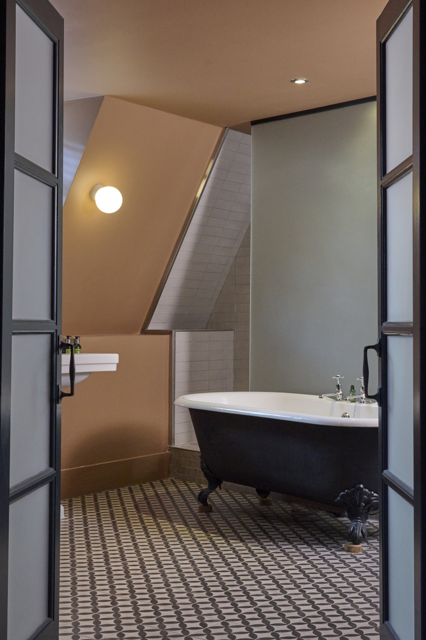 A bathroom featuring a sink, bathtub, and mirror.