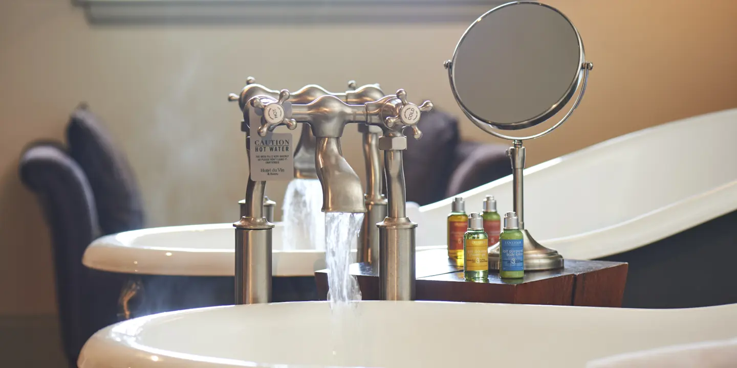 Bathroom featuring a bathtub and mirror