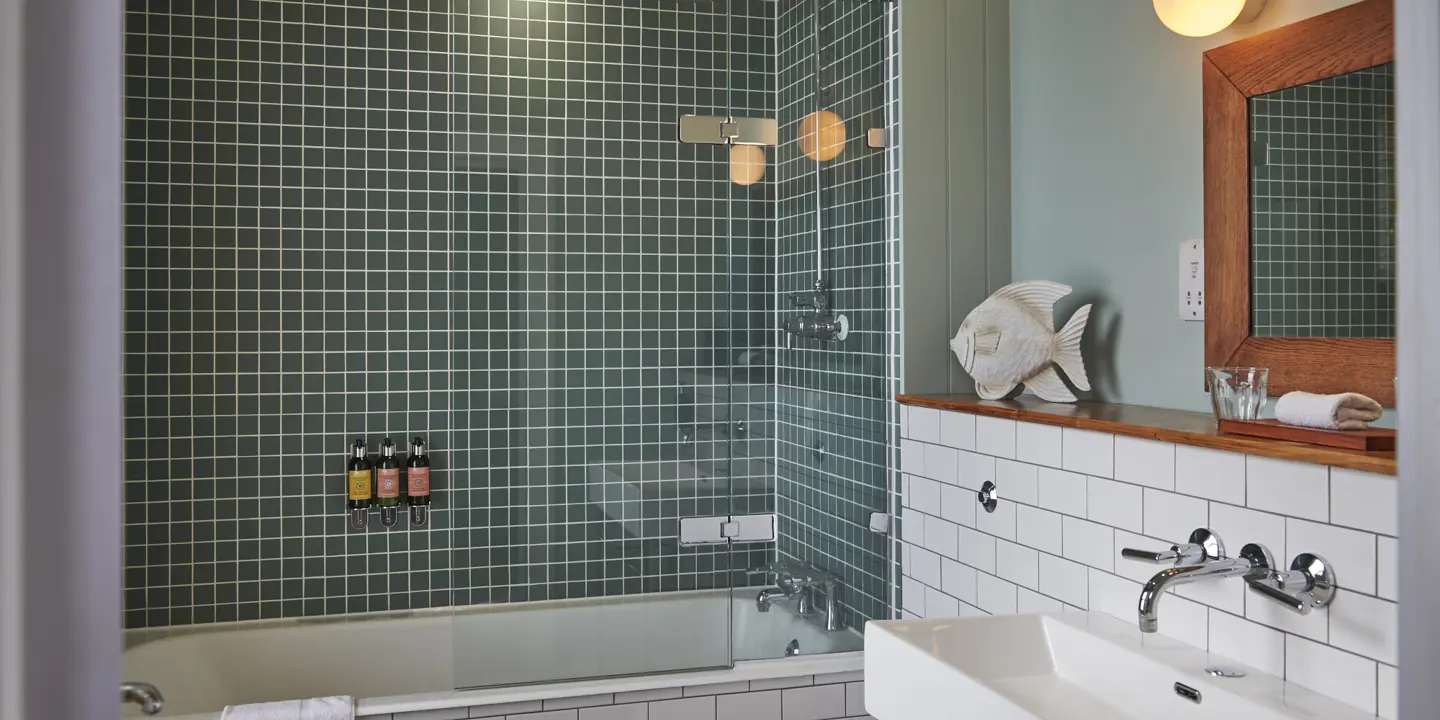 A bathroom featuring a toilet, sink, and bathtub.