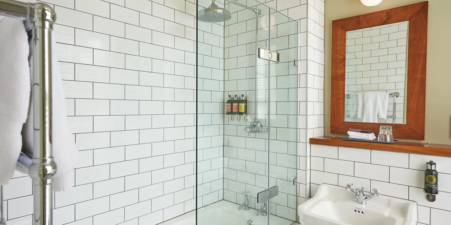 A bathroom featuring a sink, mirror, and bathtub.